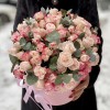 Дуэт розовых кустовых роз в круглой коробке